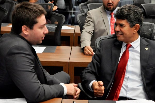 Imagem: Deputados João Henrique Catan e Professor Rinaldo, durante a sessão plenária de hoje