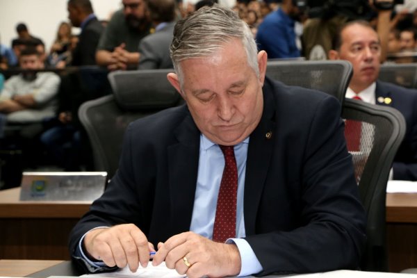 Imagem: Deputado Antônio Vaz na sessão desta terça, quando apresentou dois projetos