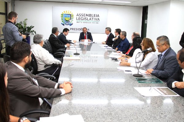 Imagem: Reunião de representantes dos Poderes da esfera estadual com deputados da Comissão