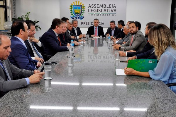 Imagem: Representantes do Governo do Estado foram recebidos pelos deputados estaduais nesta terça-feira (19)