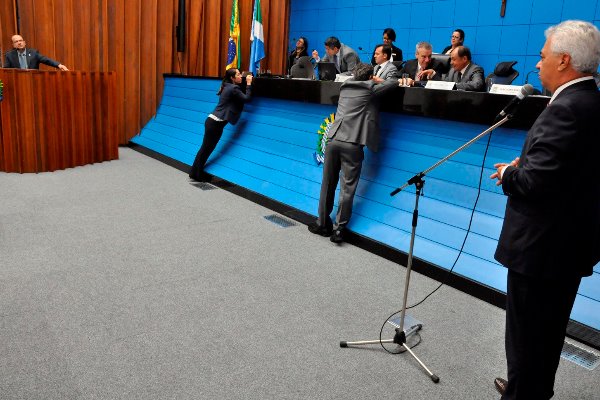 Imagem: Deputados em sessão plenário da Assembleia Legislativa