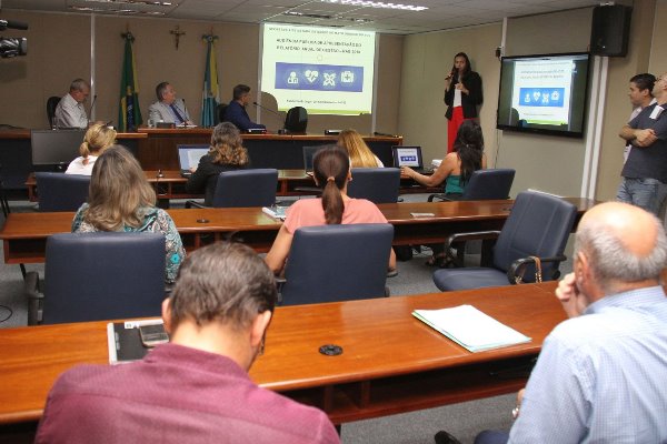 Imagem: Mariana Croda apresenta relatório de 2018 gestão da saúde, durante audiência na ALMS