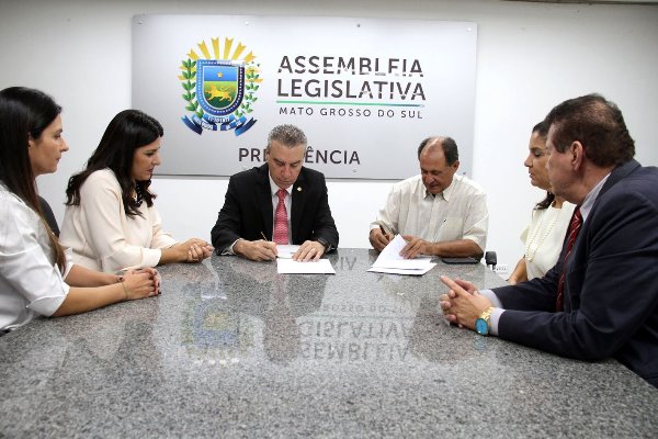 Imagem: Deputados e subsecretária da cidadania firmam parceria