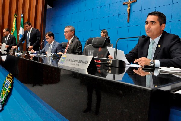 Imagem: Deputados durante a sessão desta terça-feira, quando foram recebidos os projetos 