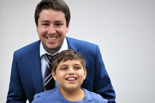 Imagem: O pequeno João Victor esteve no gabinete do parlamentar para mostrar um pouco mais do seu universo e a importância da inclusão