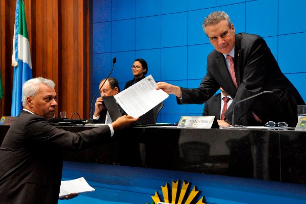 Imagem: Cabo Almi entrega a primeira cópia da carta elaborada após a audiência pública ao presidente Paulo Corrêa