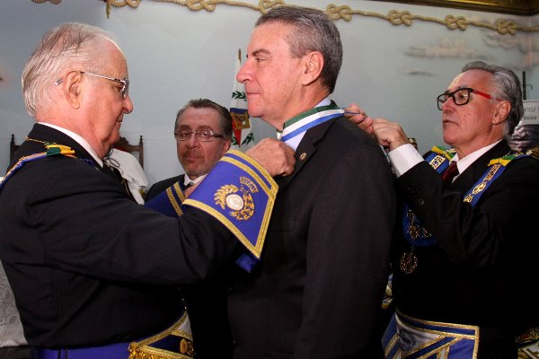 Imagem: Grão-Mestre Benilo Allegretti entrega medalha ao deputado Paulo Corrêa