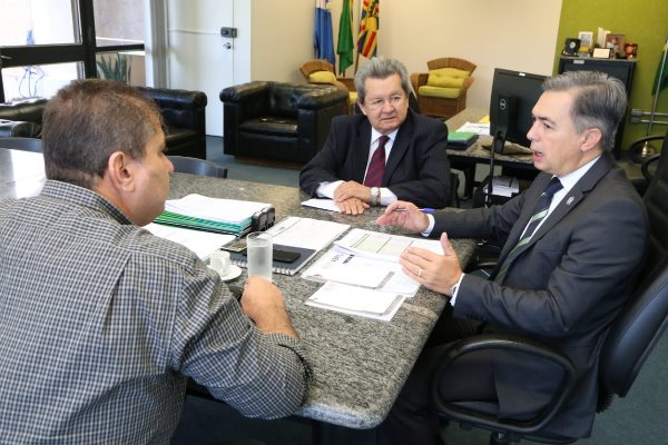 Imagem: Onevan e Marcílio reunidos com secretário Antônio Carlos Videira