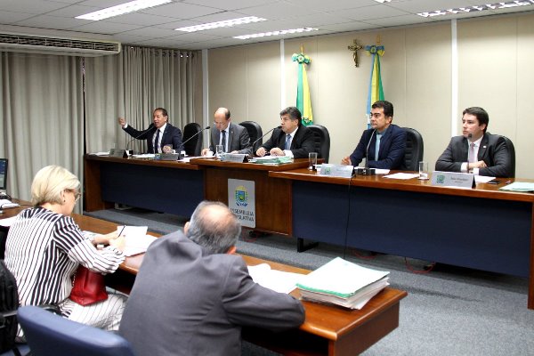 Imagem: Parlamentares se reuniram no Plenarinho Nelito Câmara para emissão dos pareceres