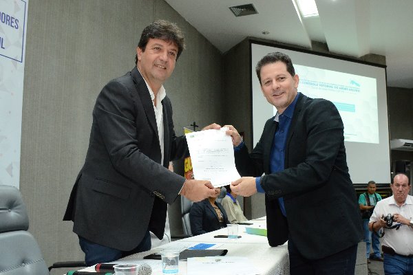 Imagem: Renato Câmara entregou ao ministro da Saúde Luiz Henrique Mandetta o documento “Carta de Dourados”, que traz 17 propostas de ações de enfrentamento ao mosquito transmissor da dengue 