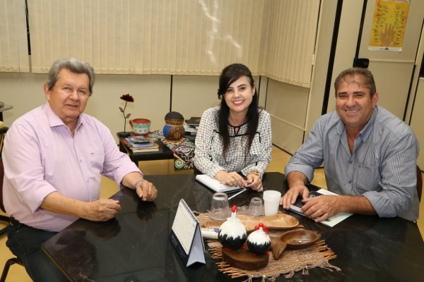 Imagem: Onevan e Marcílio apresentam pleitos à diretora-presidente Mara Caseiro