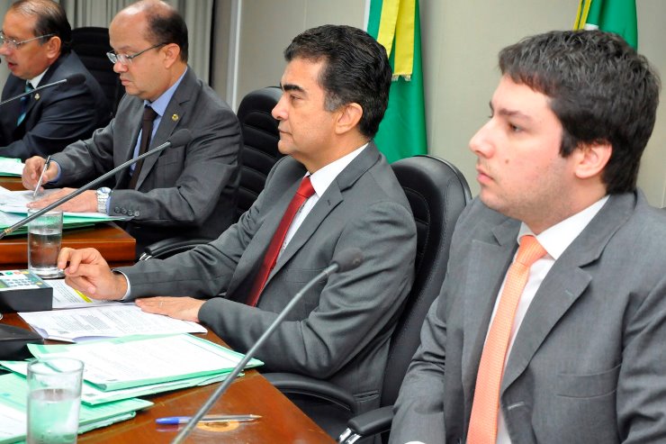 Imagem: Deputados analisaram matérias de diversas áreas na reunião da CCJR desta quarta-feira