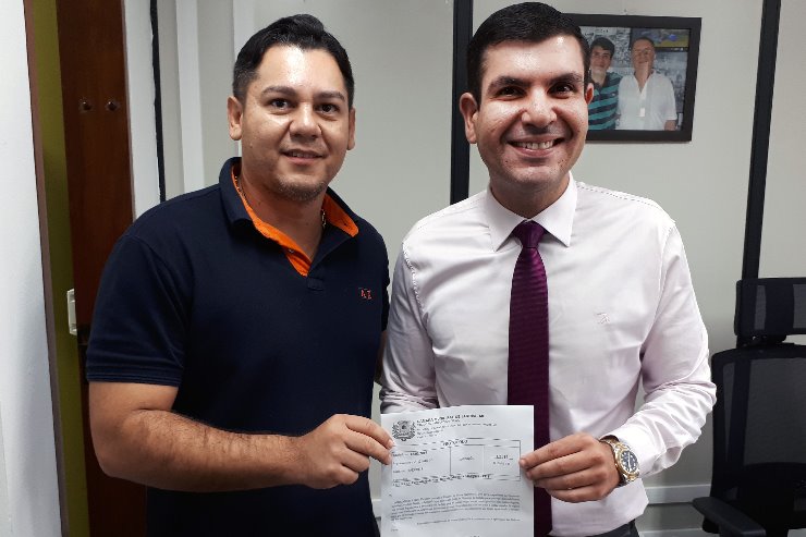 Imagem: Vereador Renato Miranda e o deputado Jamilson Name com o documento encaminhando o pedido da população para o Governo do Estado