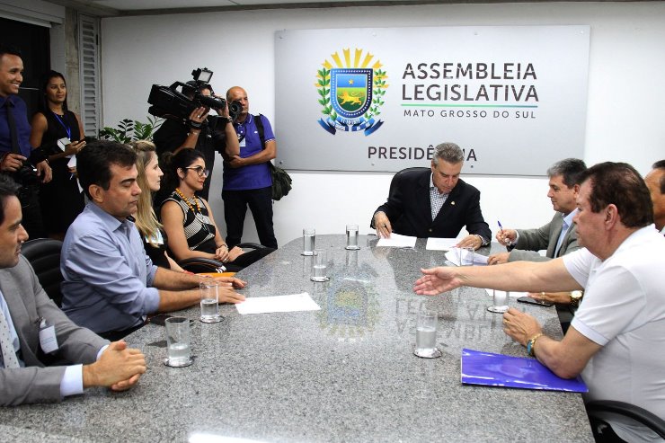 Imagem: Deputado Paulo Corrêa lê os documentos assinados durante ato na tarde desta quarta-feira