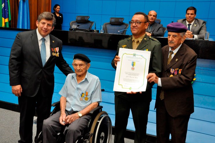 Imagem: Deputado Lidio Lopes, ao lado de André Ragalzi; em pé, outro ex-combatente, Agostinho Gonçalves