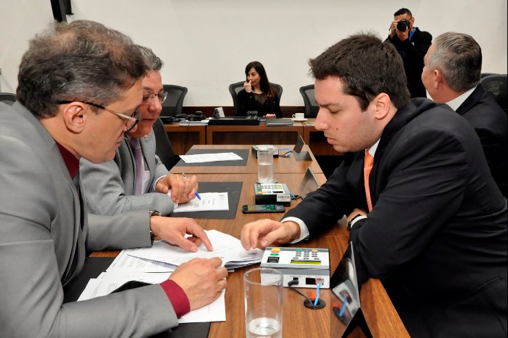 Imagem: Deputados analisam projetos durante sessão no plenário Júlio Maia