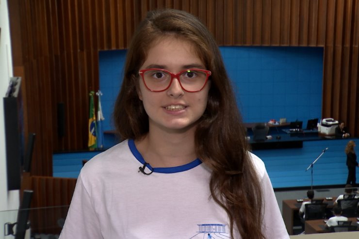 Imagem: Deputada estudante Natállia Braga convida as pessoas para assistirem ao novo programa da TV ALMS