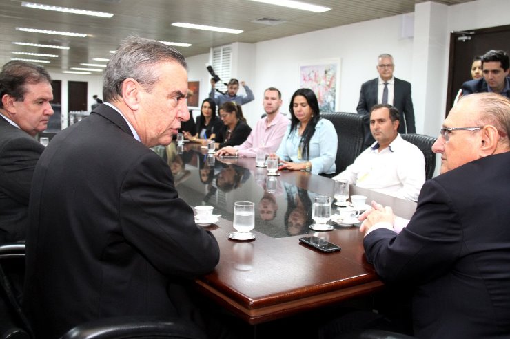 Imagem: Deputado Paulo Corrêa, desembargador Paschoal Carmello e demais participantes da reunião no TJMS