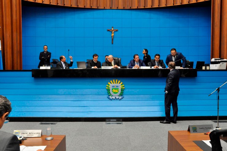 Imagem: Deputados em sessão plenária na Assembleia Legislativa