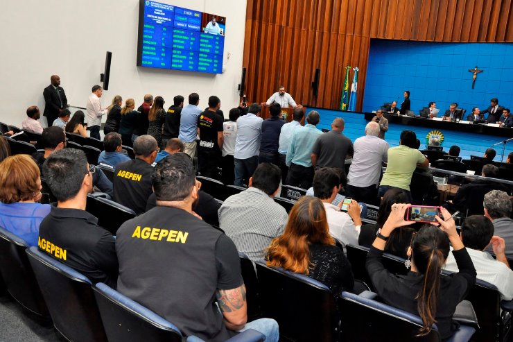 Imagem: Ricardo Bueno, na tribuna, representado o Fórum dos Servidores de MS