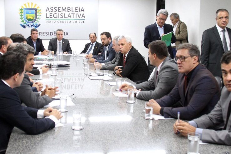 Imagem: Reunião entre deputados estaduais e secretários de Estado 