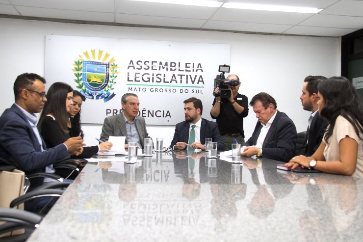 Imagem: Reunião em que foi firmada parceria entre a ALMS e o TRE-MS para transmissão de conteúdos e eventos