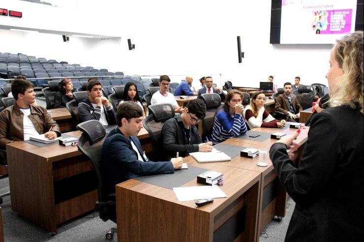 Imagem: Defensora pública Graziele Dias fala sobre feminicídio a estudantes deputados, do projeto Parlamento Jovem