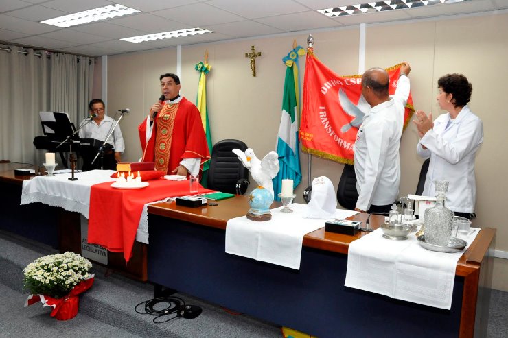 Imagem: Missa traz a benção da bandeira do Divino Espírito Santo 