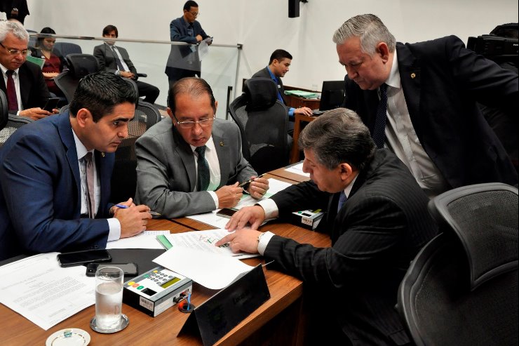 Imagem: Parlamentares durante votação de matérias durante a Ordem do Dia