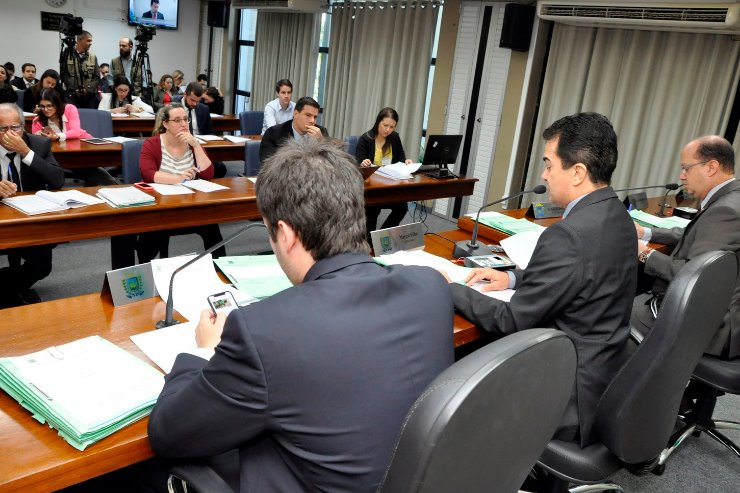 Imagem: A reunião da CCJR é realizada às quartas-feiras, no Plenarinho Deputado Nelito Câmara