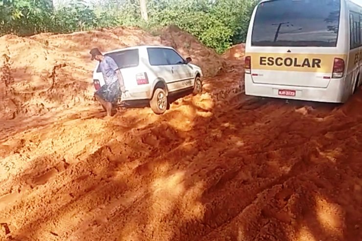 Imagem: Veículos atolam diariamente nas estradas do Chácara dos Poderes, faça sol ou chuva.