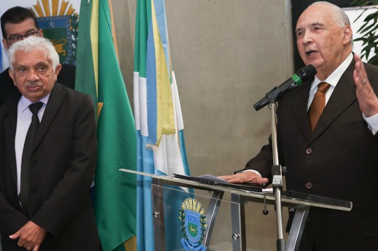 Imagem: Deputado Londres Machado discursa na cerimônia; ao lado, o ex-deputado constituinte Sérgio Cruz