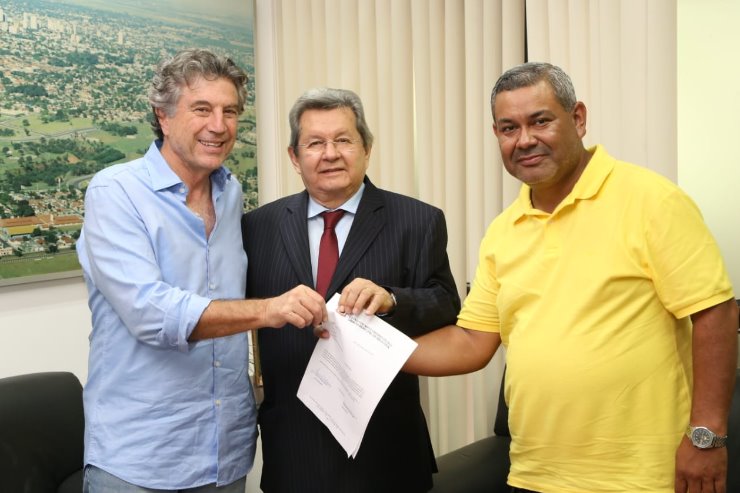 Imagem: Onevan de Matos e Hemerson Buiú entregam pleitos ao vice-governador