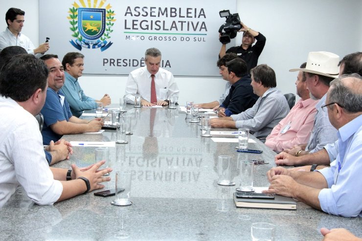 Imagem: Deputado Paulo Corrêa recebeu os prefeitos na tarde desta terça-feira na sala da Presidência