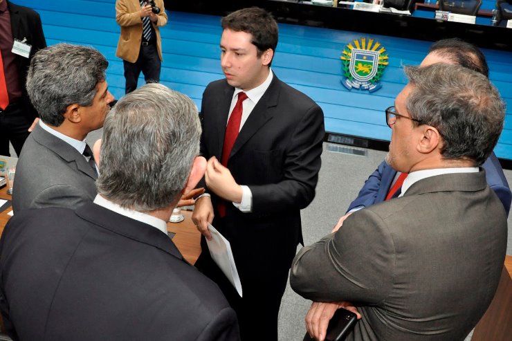 Imagem: João Henrique (ao centro): "Inúmeras proposições são rejeitadas e arquivadas na CCJR, não existindo mecanismos saneadores de vícios"