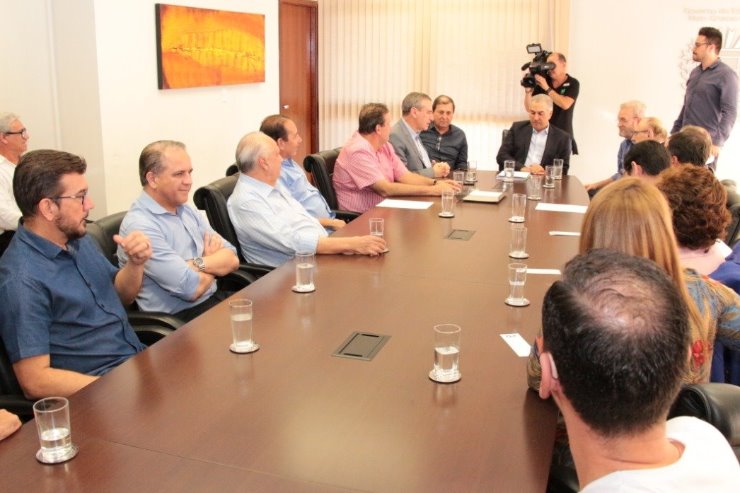 Imagem: Reunião foi realizada na Governadoria, com a presença de deputados, do governador, secretários e outras autoridades