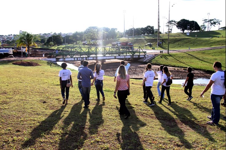 Imagem: Deputados estudantes caminham pelo Parque das Nações Indígenas durante a primeira sessão itinerante