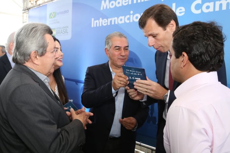 Imagem: Onevan, Reinaldo Azambuja e Beto Pereira conversam com secretário Nacional de Aviação Civil