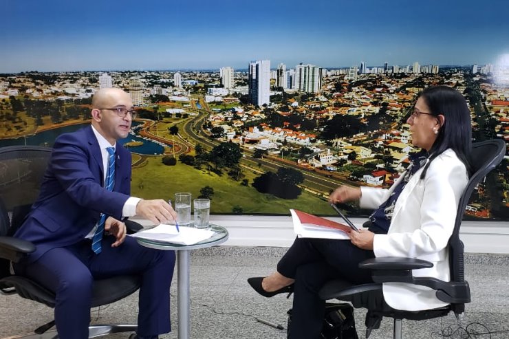Imagem: Jornalista Paulo Radamés entrevista a advogada Silvia Aparecida Martins no Ponto de Vista