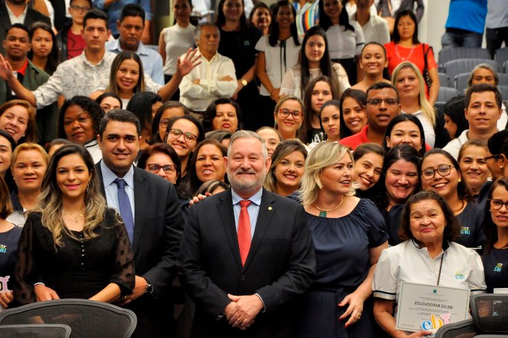 Imagem: A solenidade, proposta pelo deputado estadual Antônio Vaz, reuniu vários membros da Igreja Universal do Reino de Deus