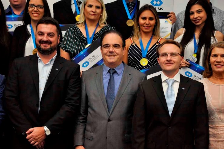 Imagem: Na foto, Felipe Orro está ao lado de representantes do CRA e homenageados do ano passado.