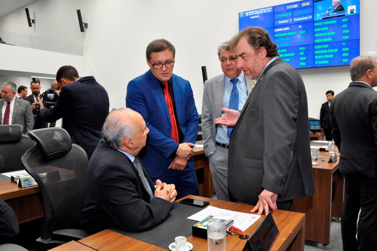 Imagem: Parlamentares durante sessão ordinária no Plenário Deputado Júlio Maia, onde acontecem as votações das matérias