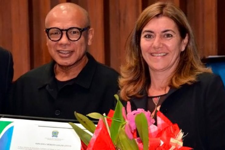 Imagem: Ao lado da esposa Seceu, Isaac de Oliveira recebeu a Comenda do Mérito Legislativo em junho de 2014