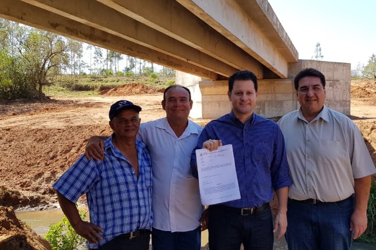 Imagem: Ao lado do ex-prefeito Arceno Athas e do vereador Sacolão, deputado Renato Câmara vistoriou às obras de construção da nova ponte de concreto sobre o Rio Pirajuí