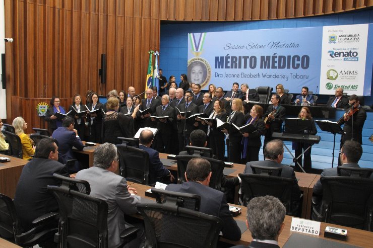 Imagem: Coral da Assembleia se apresenta no início da sessão solene que homanegeou médicos de Mato Grosso do Sul