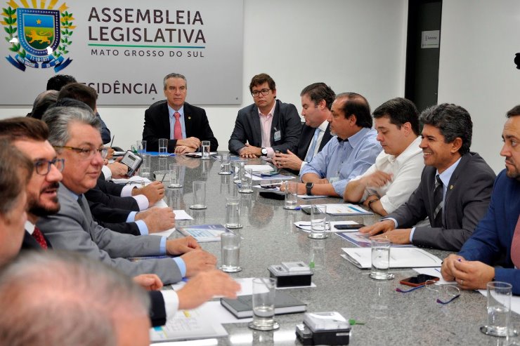 Imagem: Deputados e representantes da Energisa se reuniram na presidência da ALEMS