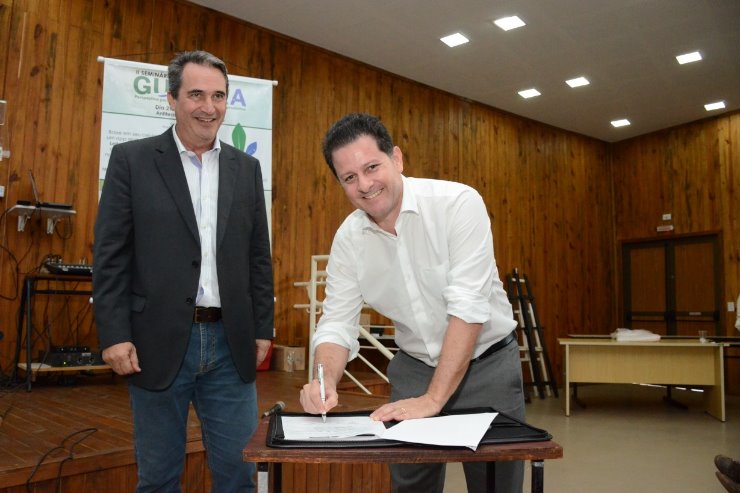 Imagem: Renato Câmara, ao lado de Rogério Beretta, superintendente da Semagro, assinou termo de implantação da Câmara Setorial das Plantas Nativas