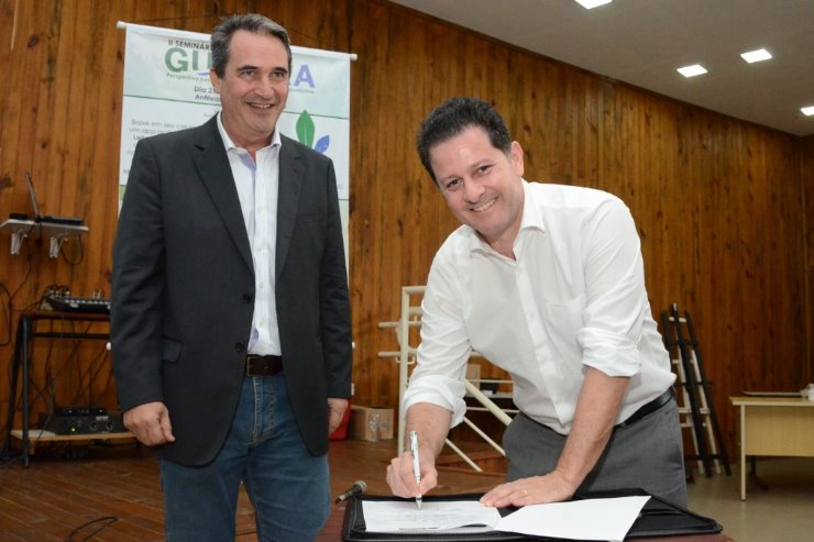 Imagem: Ao lado do superintendente da Semagro Rogério Beretta, deputado Renato Câmara assina termo de implantação da Câmara Setorial de Plantas Nativas de MS