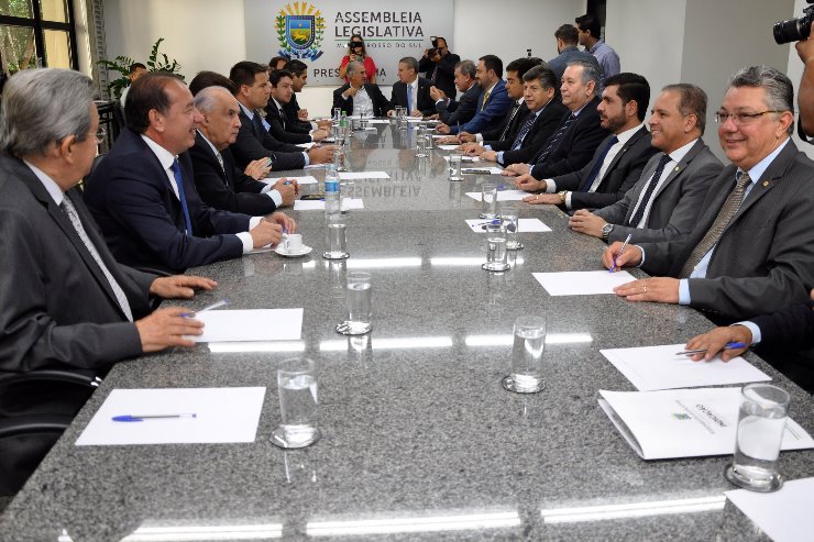 Imagem: Projetos do Poder Executivo foram entregues aos parlamentares durante reunião na sala da presidência da ALEMS