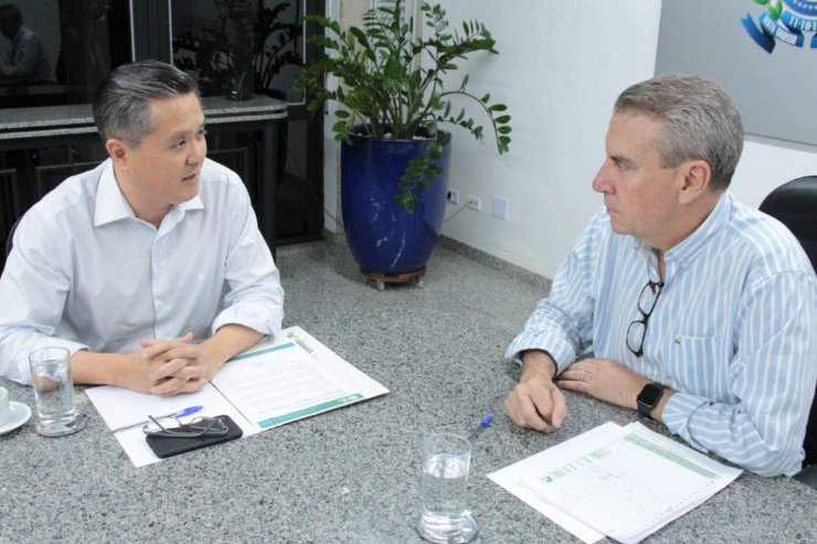 Imagem: Presidente da Famasul, Maurício Saito, em reunião com o presidente da ALEMS, deputado Paulo Corrêa